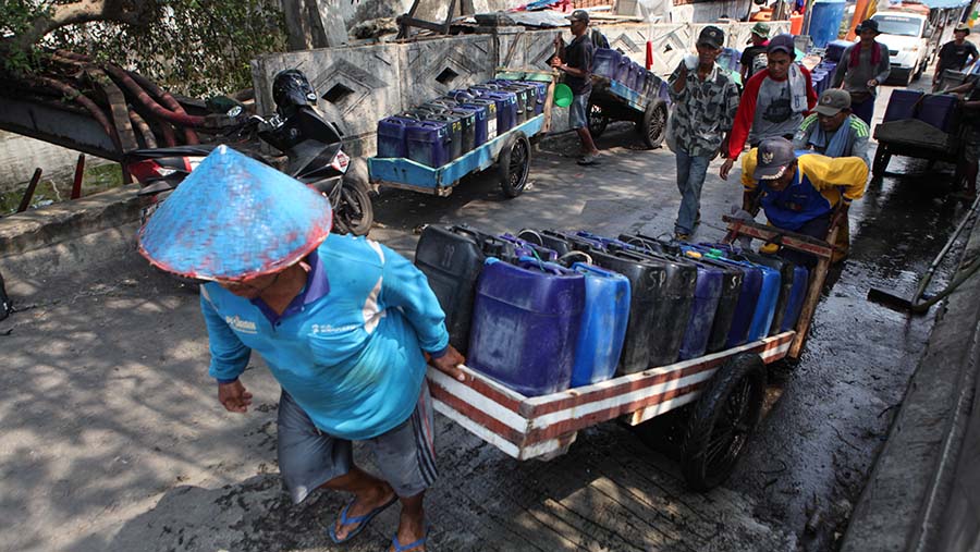 Penjual mendorong gerobak berisi air bersih untuk dijual di kawasan Muara Angke, Jakarta, Jumat (8/9/2023). (Bloomberg Technoz/ Andrean Kristianto)
 