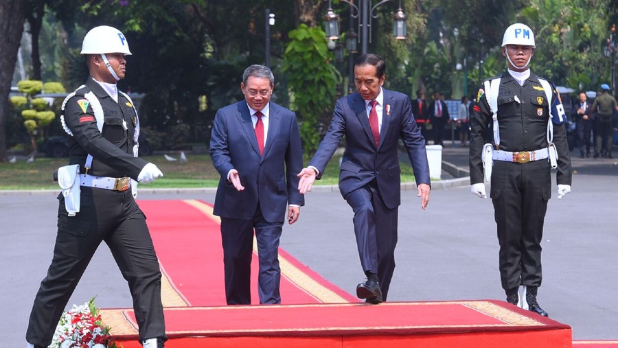 Presiden Joko Widodo menerima kunjungan resmi PM China Li Qiang (Humas Setkab/Jay)