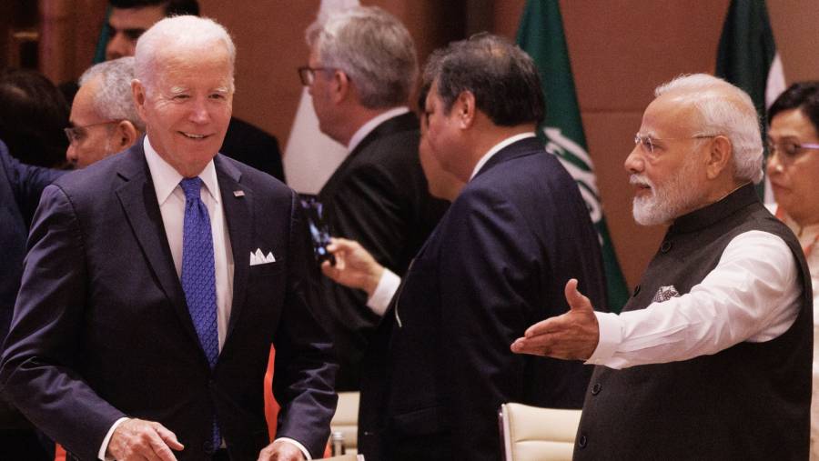Presiden Narendra Modi menyambut Presiden AS Joe Biden di KTT G20. (Dok: Bloomberg)