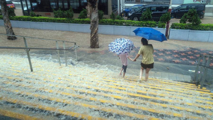 Ilustrasi hujan badai di Hong Kong. (Sumber: Bloomberg)