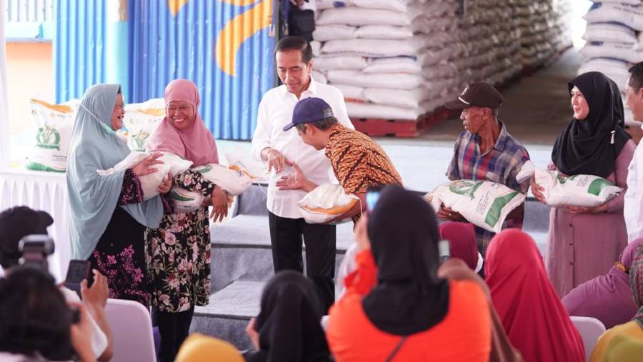 Presiden Jokowi membagikan bansos pangan tahap kedua di gedung Bulog Dramaga, Bogor, Senin (11/9/2023).
