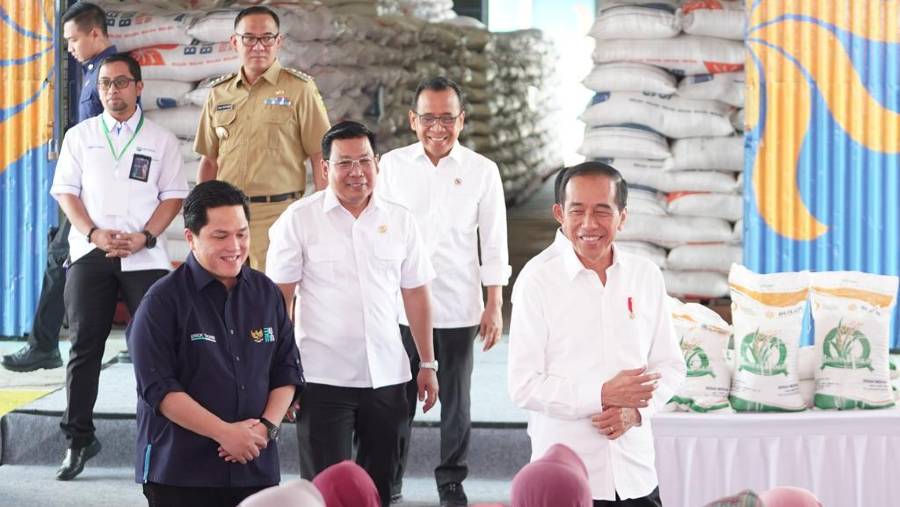 Presiden Joko Widodo saat mengecek ketersediaan cadangan beras di gudang bulog, Dramaga, Bogor, Senin (11/9/2023).