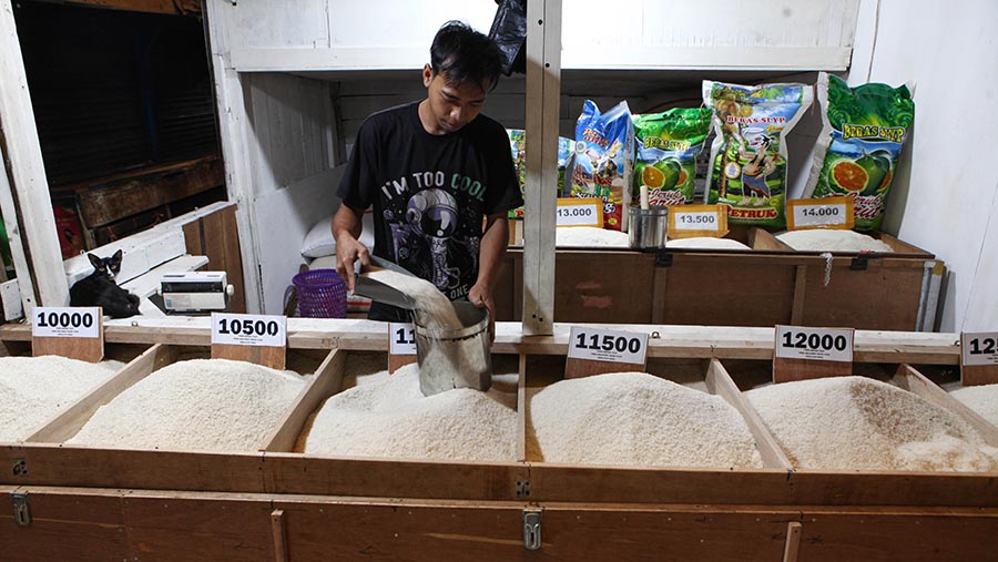 Pedagang beras melayani pembeli di Pasar Minggu, Senin (11/9/2023). (Bloomberg Technoz/ Andrean Kristianto)
