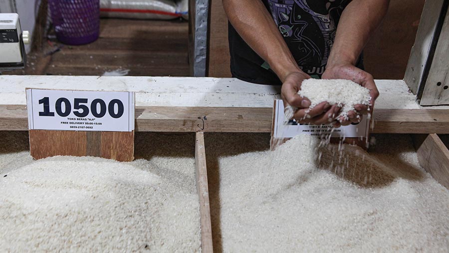 Pedagang beras melayani pembeli di Pasar Minggu, Senin (11/9/2023). (Bloomberg Technoz/ Andrean Kristianto)
