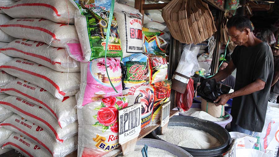 Pedagang beras melayani pembeli di Pasar Minggu, Senin (11/9/2023). (Bloomberg Technoz/ Andrean Kristianto)
