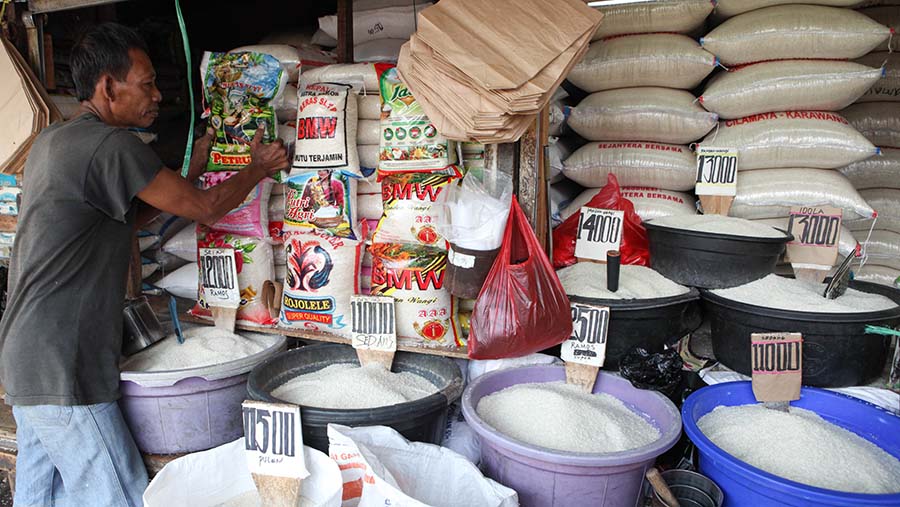 Pedagang merapihkan beras di Pasar Minggu, Senin (11/9/2023). (Bloomberg Technoz/ Andrean Kristianto)
