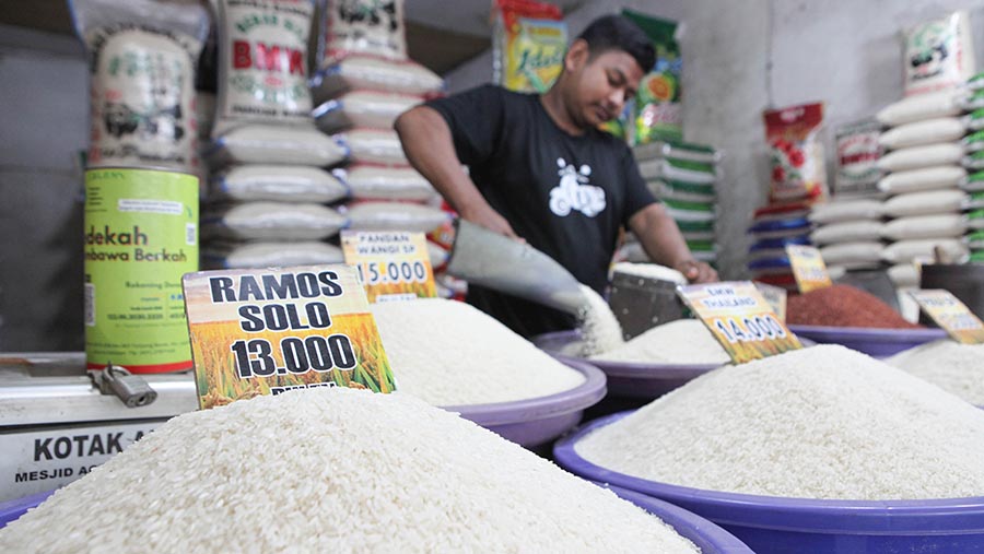 Pedagang beras melayani pembeli di kawasan Pejaten, Jakarta, Senin (11/9/2023). (Bloomberg Technoz/ Andrean Kristianto)
