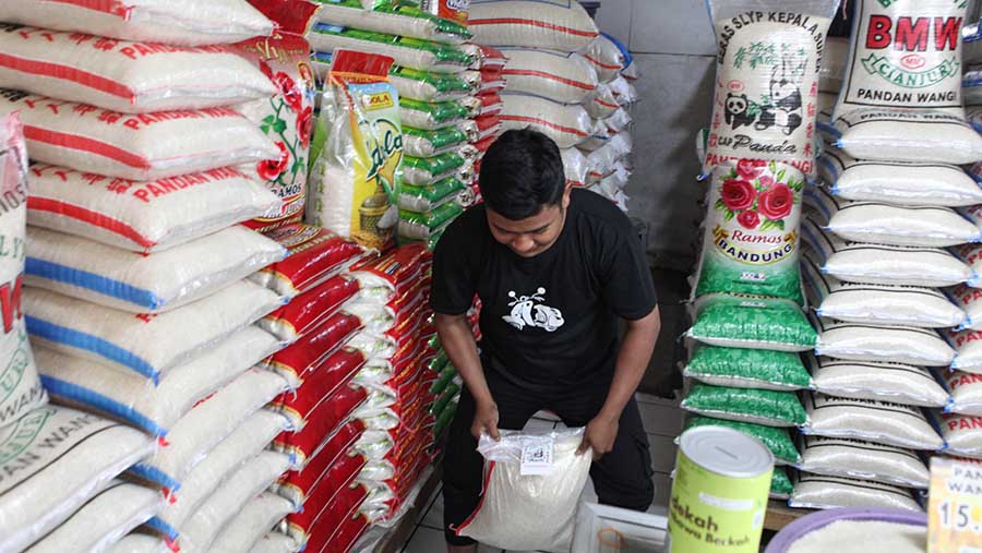 Pedagang merapihkan beras di kawasan Pejaten, Jakarta, Senin (11/9/2023). (Bloomberg Technoz/ Andrean Kristianto)