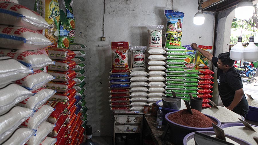 Pedagang merapihkan beras di kawasan Pejaten, Jakarta, Senin (11/9/2023). (Bloomberg Technoz/ Andrean Kristianto)