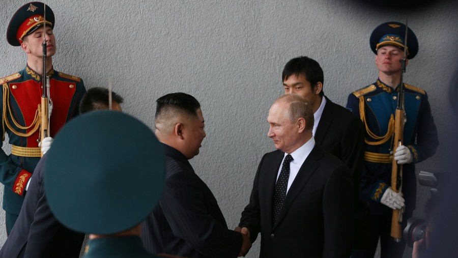Pertemuan Presiden Korea Utara Kim Jong Un dengan Presiden Rusia Vladimir Putin. Fotografer: Andrey Rudakov/Bloomberg
