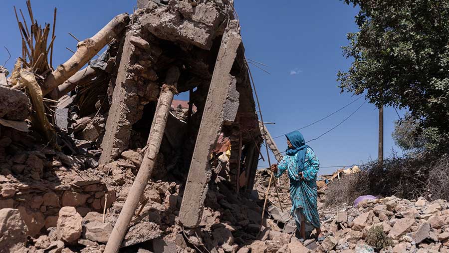 Warga di antara reruntuhan bangunan yang hancur di wilayah Al Haouz Maroko, Minggu (10/9/2023). (Nathan Laine/Bloomberg)