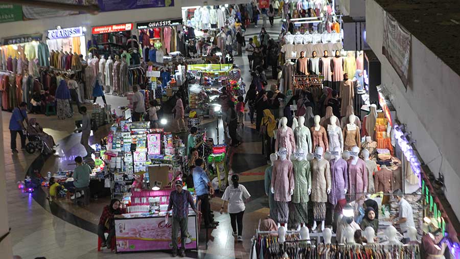 Suasana kios penjualan di Pasar Tanah Abang Blok B, Jakarta, Selasa (12/9/2023). (Bloomberg Technoz/ Andrean Kristianto)