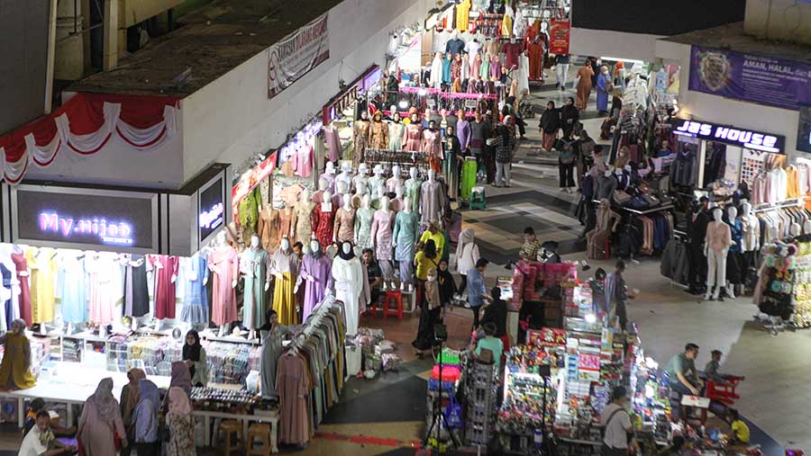 Suasana kios penjualan di Pasar Tanah Abang Blok B, Jakarta, Selasa (12/9/2023). (Bloomberg Technoz/ Andrean Kristianto)
 