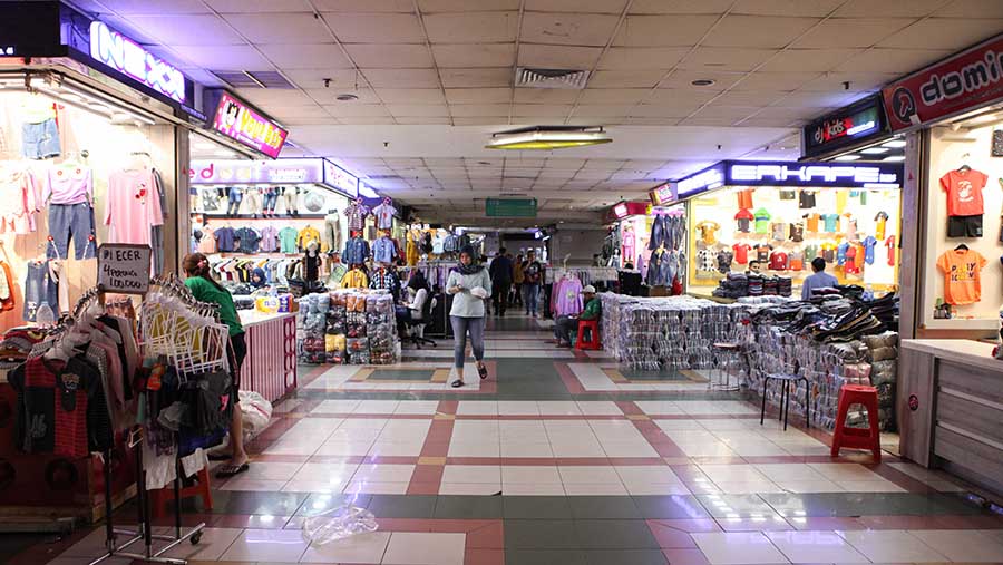 Suasana kios penjualan di Pasar Tanah Abang Blok B, Jakarta, Selasa (12/9/2023). (Bloomberg Technoz/ Andrean Kristianto)
 