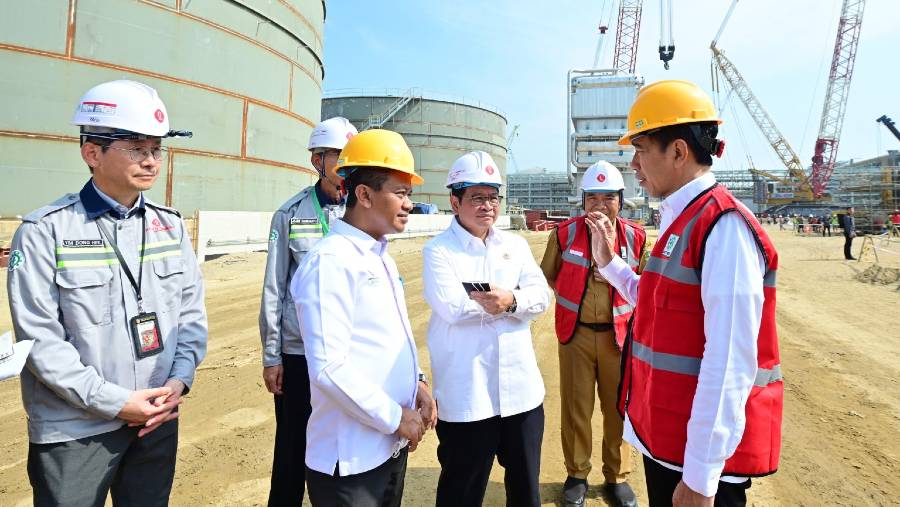Presiden Jokowi saat meninjau PT Lotte Chemical Indonesia di Cilegon, Banten, Selasa (12/9/2023).