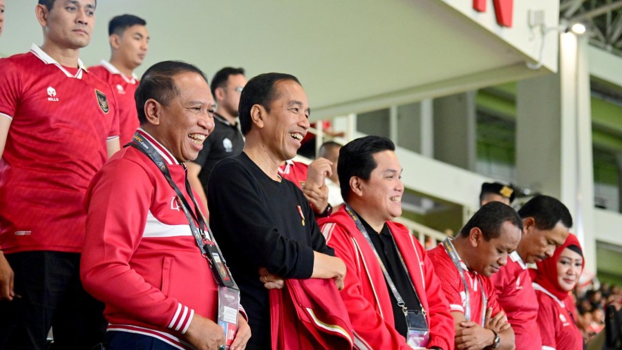 Presiden Jokowi dan Pengurus PSSI menyaksikan laga Timnas U-23 melawan Turkmenistan di Stadion Manahan Solo. (Dok. PSSI)