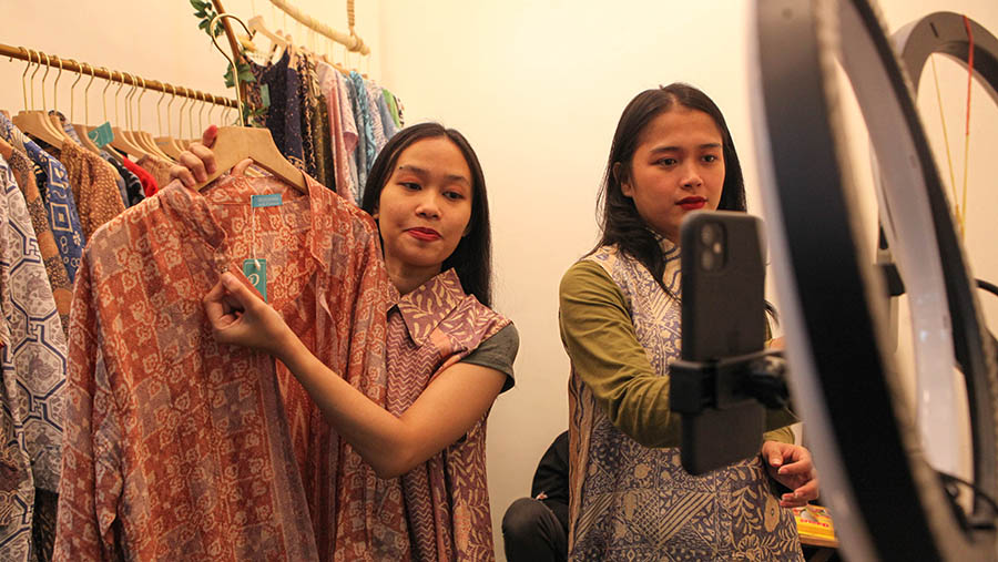 Mereka berjualan melalui aplikasi live shopping seperti Shoppe dan TikTok. (Bloomberg Technoz/ Andrean Kristianto)