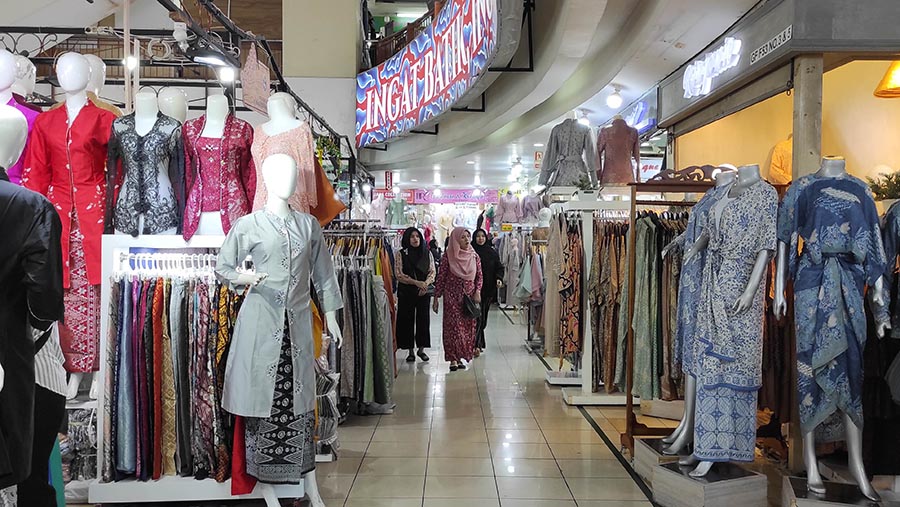 Pengunjung melihat pakaian yang dijual di Thamrin City, Jakarta, Rabu (13/9/2023). (Bloomberg Technoz/ Andrean Kristianto)