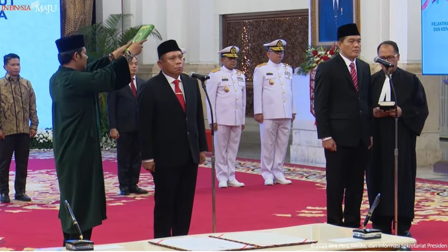 Presiden Jokowi lantik Kepala Bakamla Laksdya Irvansyah dan Kepala Badan Karantina Indonesia Sahat Manaor Panggabean (Tangkapan layar Setpres RI)