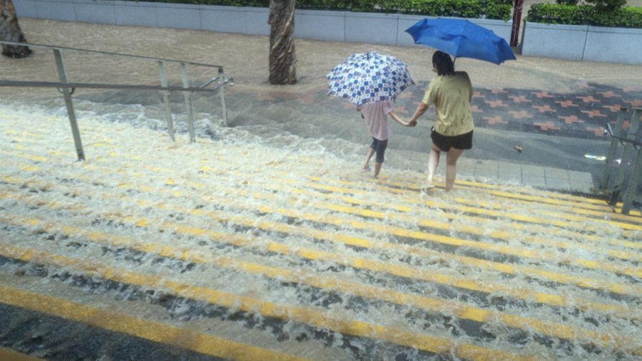 Hujan lebat di Hong Kong (Sumber: Bloomberg)