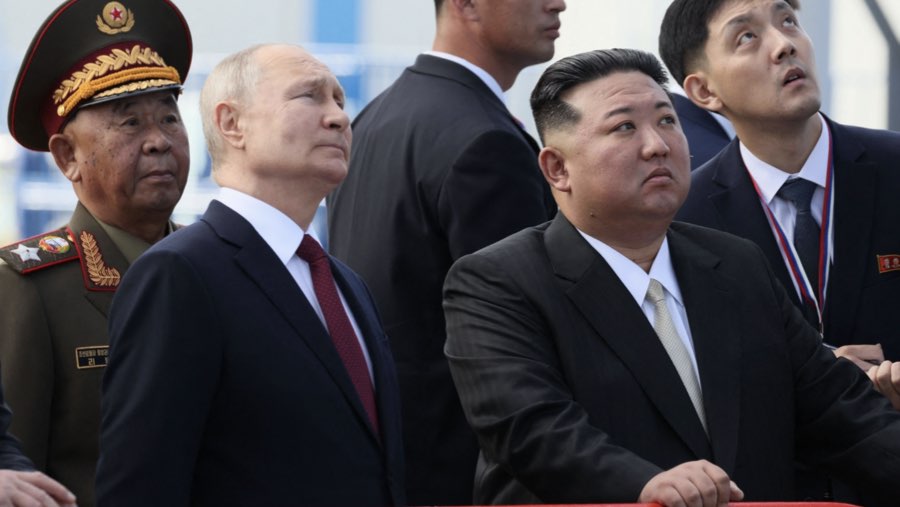 Vladimir Putin dan Kim Jong Un (Sumber: Bloomberg)