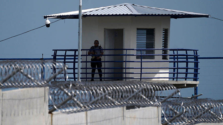 Menara pengawas di penjara Pusat Pengendalian Terorisme (CECOT) di Tecoluca, El Salvador, Kamis (7/9/2023). (Camilo Freedman/Bloomberg)