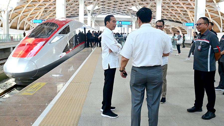 Presiden Jokowi mencoba Kereta Cepat Jakarta-Bandung (KCJB), Rabu (13/9/2023). (Foto: BPMI Setpres/Muchlis Jr)