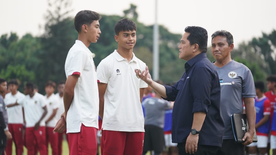 Ketum PSSI Erick Thohir, Pelatih Timnas U-17 Bima Sakti, dan anggota Timnas U-17. (Dok. PSSI)