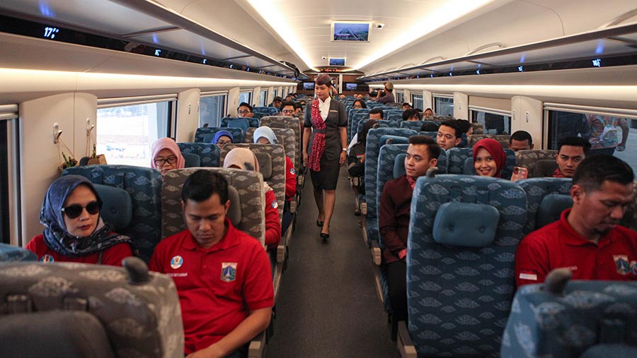 Penumpang ujicoba Kereta Cepat Jakarta-Bandung (KCJB) menuju Stasiun KCIC Tegalluar, Jumat (15/9/2023). (Bloomberg Technoz/Andrean Kristianto)