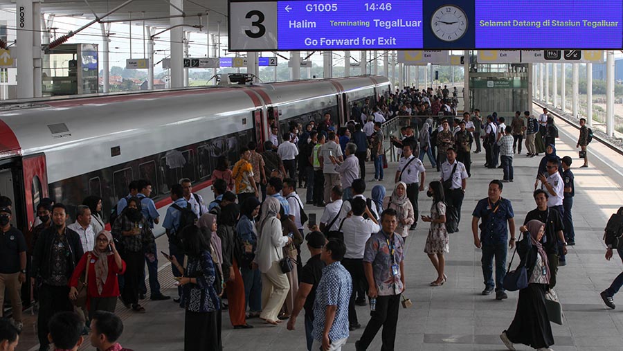 Penumpang ujicoba Kereta Cepat Jakarta-Bandung (KCJB) tiba di Stasiun KCIC Tegalluar, Jumat (15/9/2023). (Bloomberg Technoz/Andrean Kristianto)
