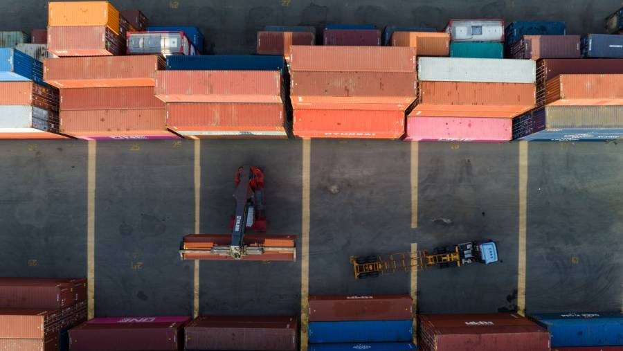 Ilustrasi peti kemas (kontainer) di Pelabuhan. (SeongJoon Cho/Bloomberg)