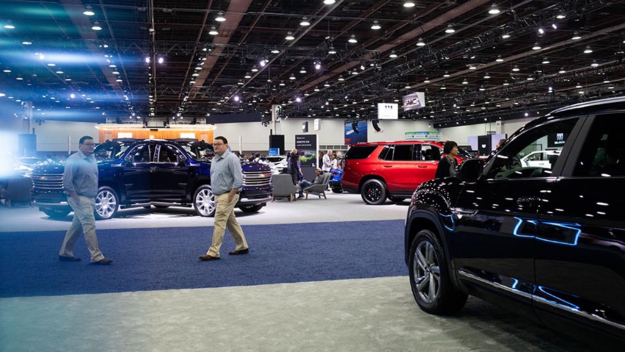 Pengunjung melihat pameran North American International Auto Show 2023 di Detroit, Michigan, AS, Rabu (13/9/2023). (Nic Antaya/Bloomberg)
