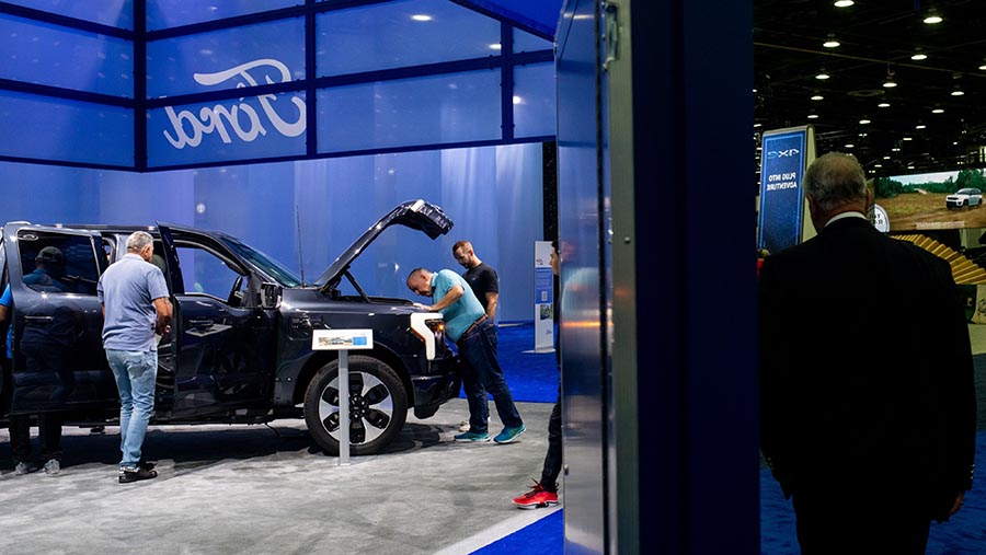 Mobil listrik Ford F-150 Lightning 2024 di North American International Auto Show 2023 di Detroit, AS, Sabtu (16/9/2023). (Nic Antaya/Bloomberg)