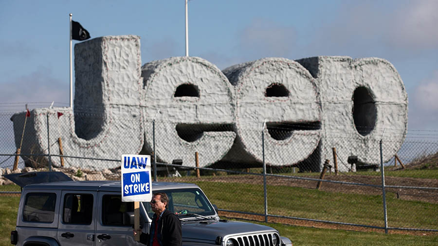 Anggota United Auto Workers (UAW) demo di luar Kompleks Perakitan Stellantis NV di Toldeo, Ohio, AS, Senin (18/9/2023). (Emily Elconin/Bloomberg)