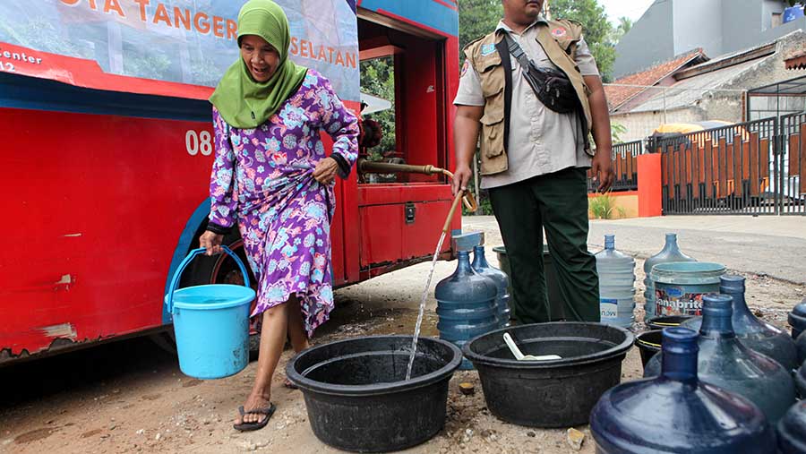 Air bersih yang disalurkan sebanyak 5000 liter. (Bloomberg Technoz/Andrean Kristianto)