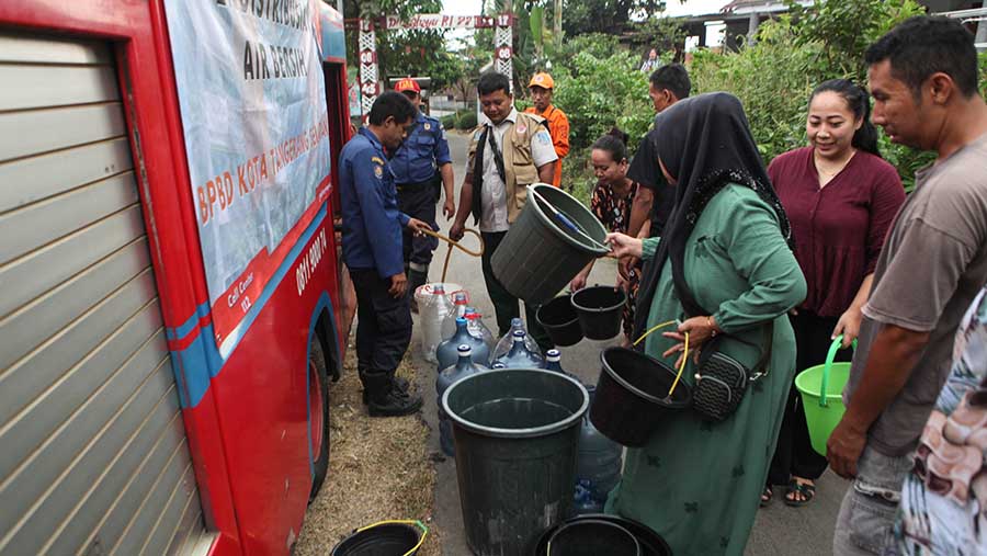 Hampir satu bulan warga Sengkol RT 04/02 Kelurahan Muncul, Tangerang Selatan mengalami krisis air bersih. (Bloomberg Technoz/Andrean Kristianto)