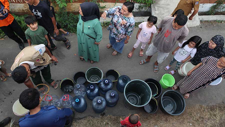 Ini akibat kurangnya hujan yang turun, yang menyebabkan sumur mereka hanya mengeluarkan air sedikit. i(Bloomberg Technoz/Andrean Kristianto)