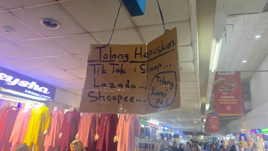 Aksi pedagang di Pasar Tanah Abang menolak TikTok. (Sumber: Bloomberg Technoz/Dovana Hasiana)
