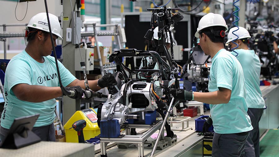 Perakitan motor listrik Alva di Alva Manufacturing Facility, Cikarang, Jawa Barat, Rabu (20/9/2023). (Bloomberg Technoz/ Andrean Kristianto)