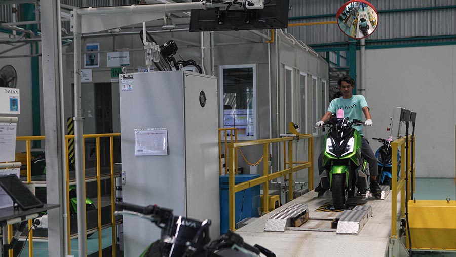 Perakitan motor listrik Alva di Alva Manufacturing Facility, Cikarang, Jawa Barat, Rabu (20/9/2023). (Bloomberg Technoz/ Andrean Kristianto)