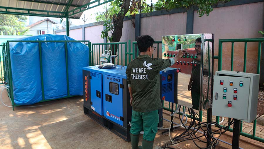 Petugas melakukan pengelolaan kotoran hewan di Waste to Energy, Jakarta, Kamis (21/9/2023).(Bloomberg Technoz/ Andrean Kristianto)