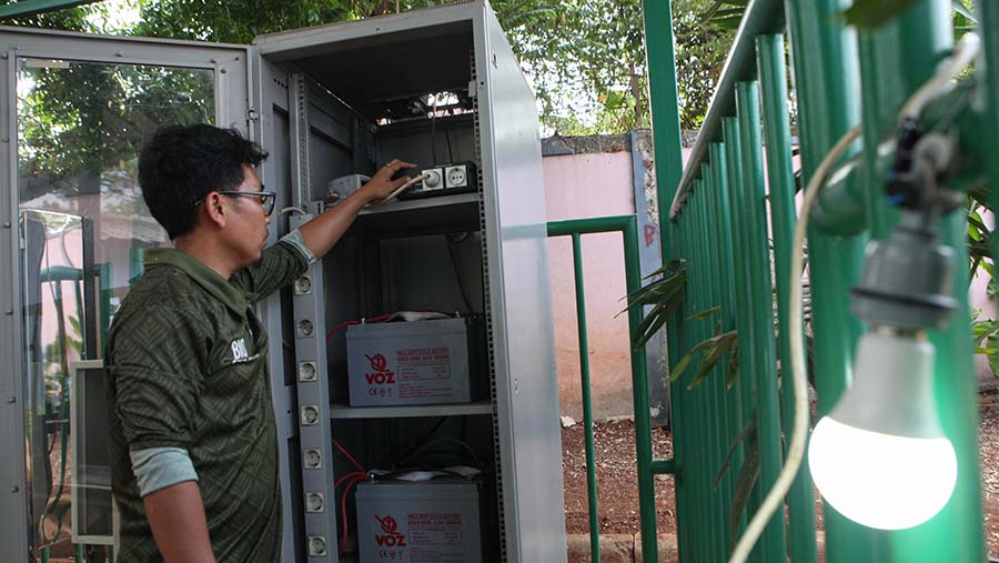 Energi listrik yang dihasilkan untuk kebutuhan listrik di fasilitas Learning Center dan mesin biodigister. (Bloomberg Technoz/ Andrean Kristianto)