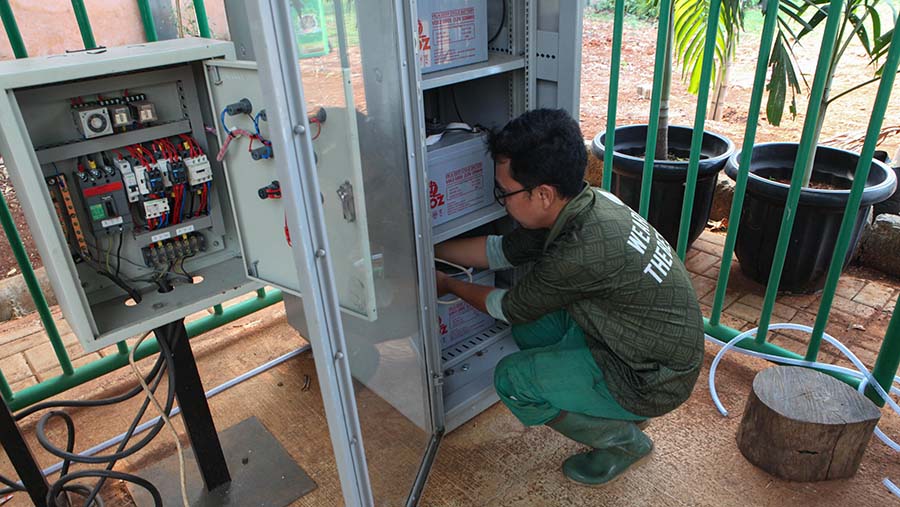 Petugas melakukan pengelolaan kotoran hewan di Waste to Energy, Jakarta, Kamis (21/9/2023).(Bloomberg Technoz/ Andrean Kristianto)