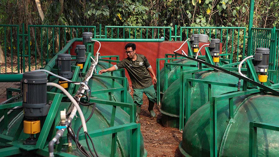 Dari dua ton sampah yang diolah, mesin biodigester dapat menghasilkan daya listrik sebesar 234 kWh. (Bloomberg Technoz/ Andrean Kristianto)