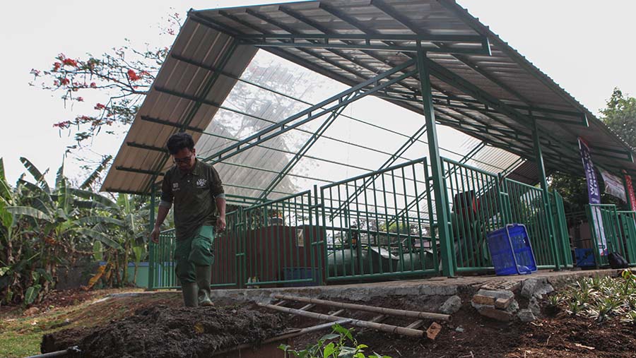 Kotoran hewan menjadi penyumbang sampah organik terbanyak di TMR. (Bloomberg Technoz/ Andrean Kristianto)