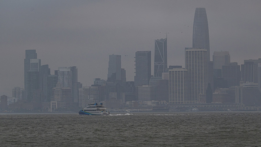 Asap dari kebakaran hutan di San Francisco, California, AS, Rabu (20/9/2023). (David Paul Morris/Bloomberg)