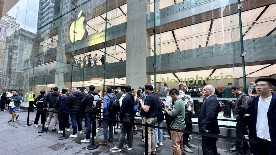 Antrian calon pemilikiPhone 15 dan Apple Watch di Sydney, Australia. (Dok: Bloomberg)