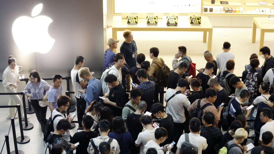 Antrian calon pemilik iPhone 15 dan Apple Watch di Shanghai, China. (Dok: Bloomberg)	
