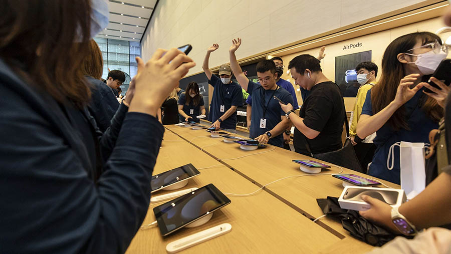 Suasana hari pertama penjualan smartphone apple iPhone 15 di Shanghai, China, Jumat (22/9/2023). (Bloomberg)