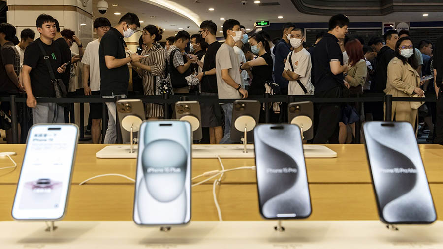 Mereka rela mengantre sebelum toko buka untuk mendapatkan iPhone 15. (Bloomberg)